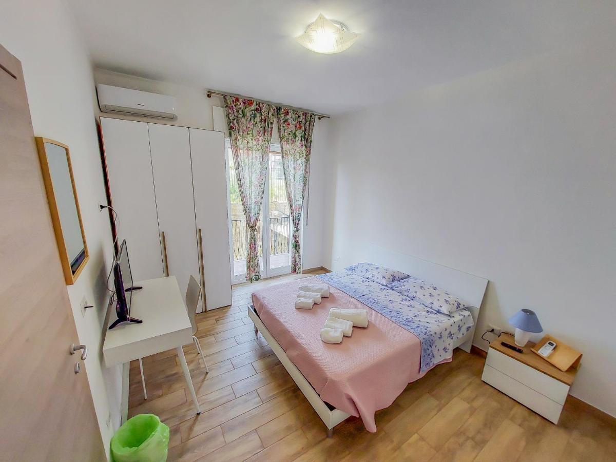 Metro Guest House Napels Buitenkant foto